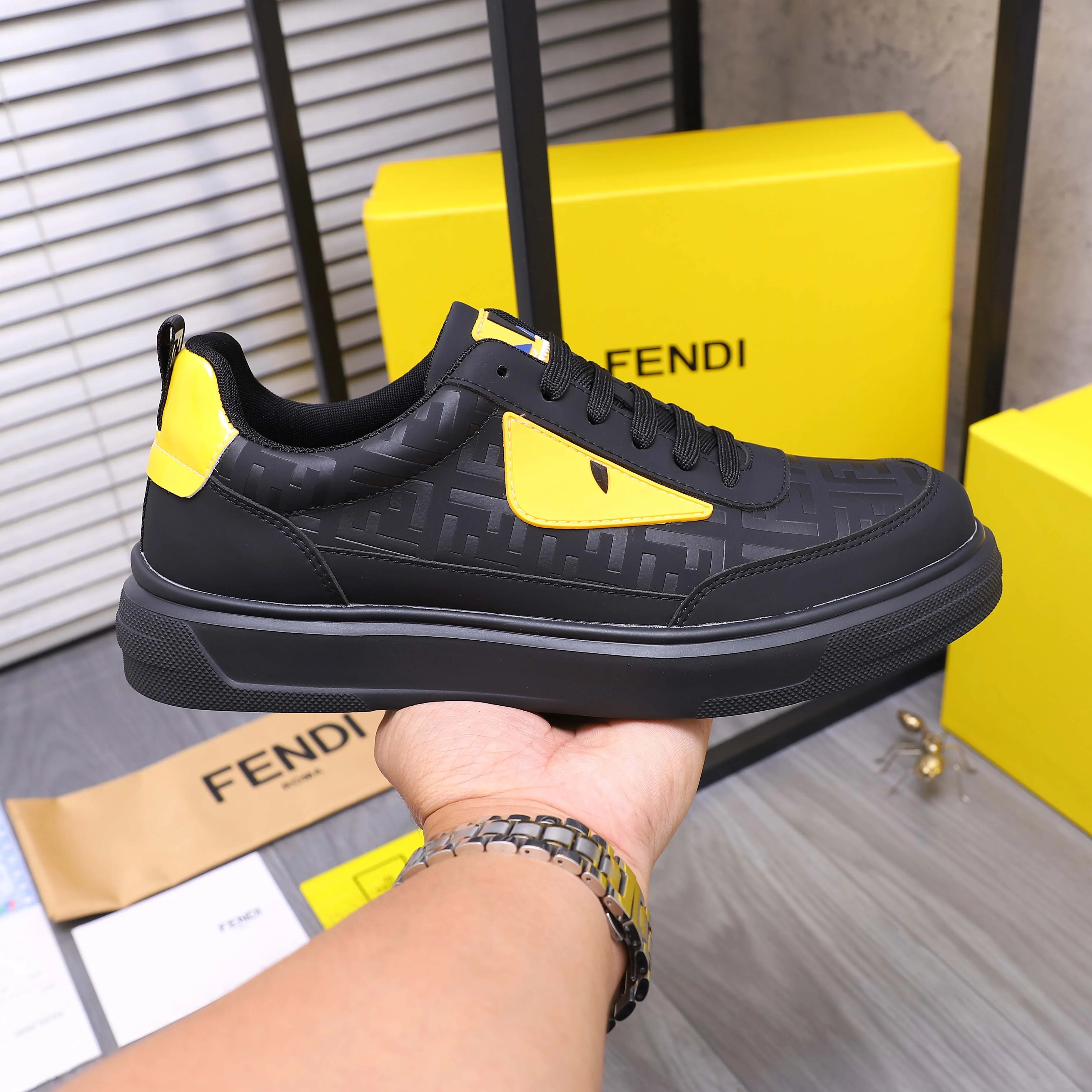 Men's shoes 💰420 Product trademark: FENDI "Fendi" casual shoes Regular size: 38-45 (45 is custom-made and non-returnable) Product materials: Selected cowhide embossed upper, mesh lining, cowhide insole, rubber outsole